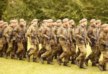 Finden sich nicht genug Freiwillige, sollen künftig junge Männer per Losverfahren zur Musterung und eventuell auch zum Wehrdienst verpflichtet werden.