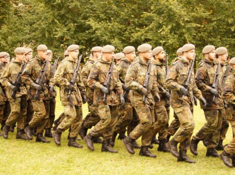 Wehrdienstgesetz: Koalition einigt sich auf Losverfahren 5 Finden sich nicht genug Freiwillige, sollen künftig junge Männer per Losverfahren zur Musterung und eventuell auch zum Wehrdienst verpflichtet werden.