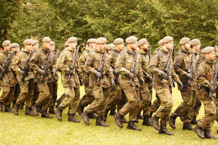 Finden sich nicht genug Freiwillige, sollen künftig junge Männer per Losverfahren zur Musterung und eventuell auch zum Wehrdienst verpflichtet werden.