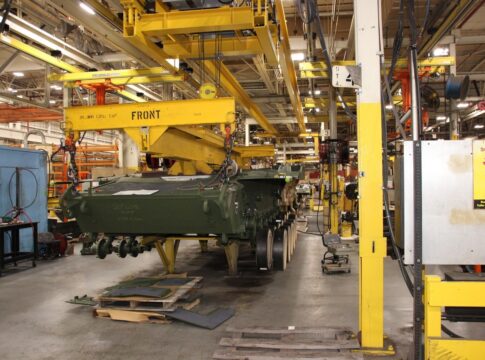 Die Einsatzbereitschaft von Kampffahrzeugen des US-Militärs, hier ein Kampfpanzer M1 Abrams im von General Dynamics Land Systems betriebenen Herstellerwerk Lima, Ohio, ist aufgrund mehrerer Faktoren zurückgegangen.