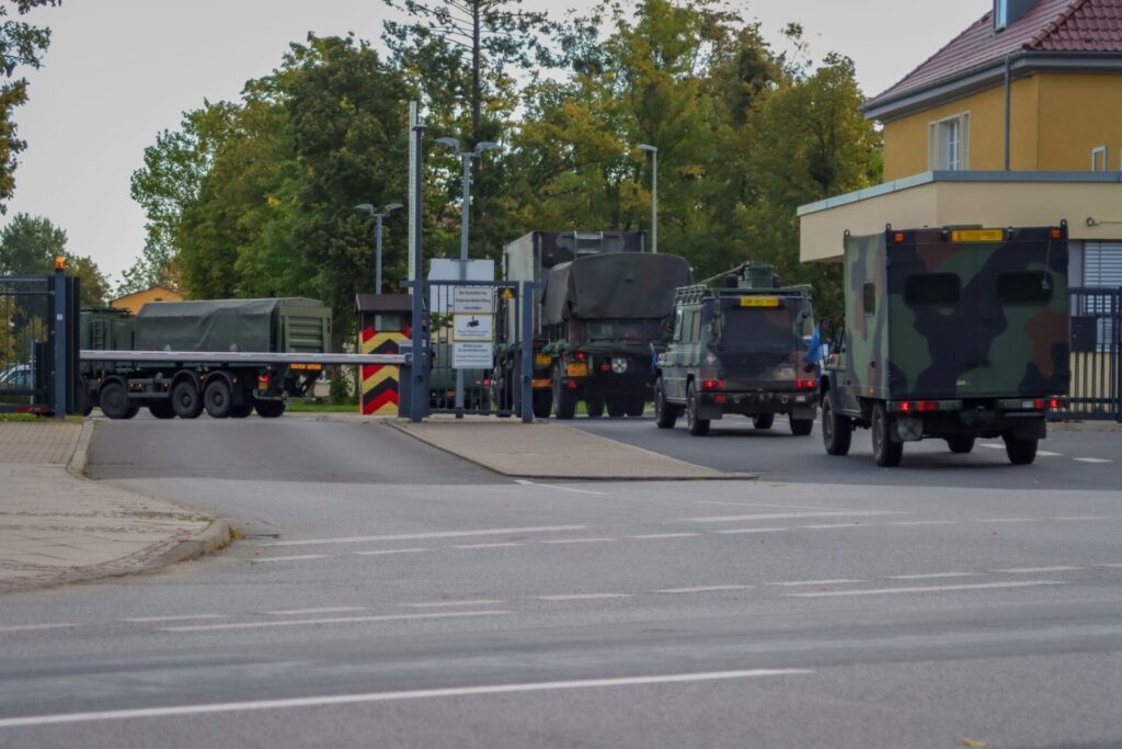 Eine niederländische Kolonne erreicht das Convoy Support Center in der Uckermark-Kaserne.