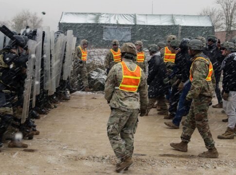 Die Nationalgarde des Bundesstaates Oregon, hier 2020 beim Training gegen Übungsprotestierer, kommt nach einem Gerichtsentscheid vorerst nicht in der eigenen Hauptstadt Portland zum Einsatz.