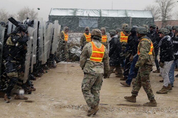 Die Nationalgarde des Bundesstaates Oregon, hier 2020 beim Training gegen Übungsprotestierer, kommt nach einem Gerichtsentscheid vorerst nicht in der eigenen Hauptstadt Portland zum Einsatz.