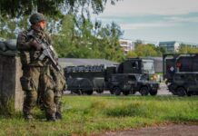 Sicherung eines Convoy Support Centers für niederländische Truppen in der Prenzlauer Uckermark-Kaserne während der NATO-Übung Falcon Autumn 2025 durch Heimatschutzkräfte. Mit Vigilant Roland I führen diese nun ihre erste Übung im Divisionsrahmen durch.
