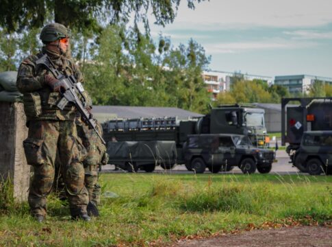 Vigilant Roland: Erste große Übung der Heimatschutzdivision 22 Sicherung eines Convoy Support Centers für niederländische Truppen in der Prenzlauer Uckermark-Kaserne während der NATO-Übung Falcon Autumn 2025 durch Heimatschutzkräfte. Mit Vigilant Roland I führen diese nun ihre erste Übung im Divisionsrahmen durch.
