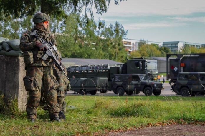 Sicherung eines Convoy Support Centers für niederländische Truppen in der Prenzlauer Uckermark-Kaserne während der NATO-Übung Falcon Autumn 2025 durch Heimatschutzkräfte. Mit Vigilant Roland I führen diese nun ihre erste Übung im Divisionsrahmen durch.