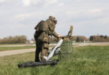Zwei Soldaten erproben einen Demonstrator im Innovationslabor der Bundeswehr in Erding, das die Federführung bei der gemeinsamen Entwicklung einer Drohnenabwehrlösung mit Tytan Technologies hat.