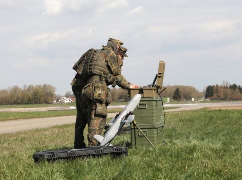 Zwei Soldaten erproben einen Demonstrator im Innovationslabor der Bundeswehr in Erding, das die Federführung bei der gemeinsamen Entwicklung einer Drohnenabwehrlösung mit Tytan Technologies hat.