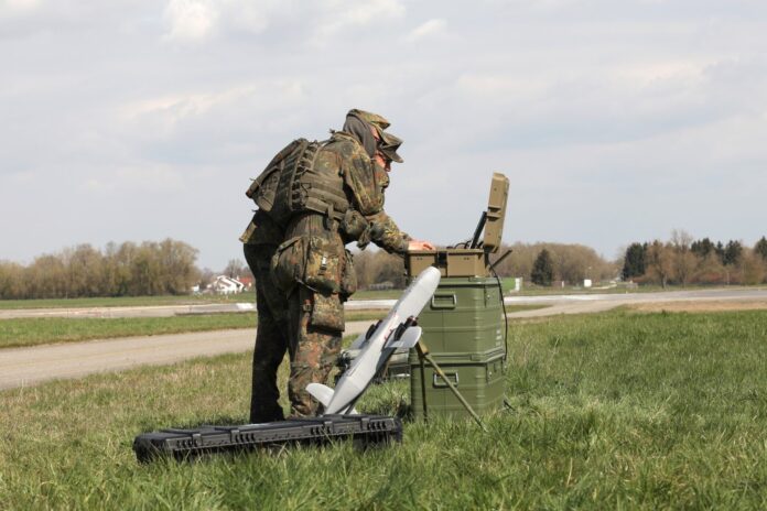 Zwei Soldaten erproben einen Demonstrator im Innovationslabor der Bundeswehr in Erding, das die Federführung bei der gemeinsamen Entwicklung einer Drohnenabwehrlösung mit Tytan Technologies hat.