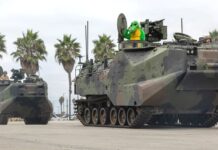 Zwei AAVP-7A1 bei der Außerdienststellungszeremonie des U.S. Marine Corps in Camp Pendleton. Das Alligatorkostüm ist eine Referenz an die "Gator Navy", die amphibische Flotte der US-Marine.