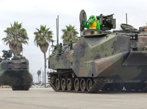 U.S. Marine Corps mustert letzte AAVP-7 Amphibien aus 9 Zwei AAVP-7A1 bei der Außerdienststellungszeremonie des U.S. Marine Corps in Camp Pendleton. Das Alligatorkostüm ist eine Referenz an die "Gator Navy", die amphibische Flotte der US-Marine.