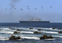Amphibienfahrzeuge und Hubschrauber des südkoreanischen Marinekorps während einer Vorführung.