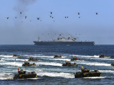Amphibienfahrzeuge und Hubschrauber des südkoreanischen Marinekorps während einer Vorführung.