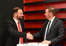 Die Partnerschaftsvereinbarung wurde am 20. November 2025 auf der MILIPOL 2025 von Markus Fitterling, Vice President Sales & Marketing bei Heckler & Koch (l.), und Espen Hoilund, Vice President Sales bei Rheinmetall Nordic (r.), unterzeichnet.