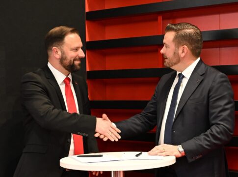 Die Partnerschaftsvereinbarung wurde am 20. November 2025 auf der MILIPOL 2025 von Markus Fitterling, Vice President Sales & Marketing bei Heckler & Koch (l.), und Espen Hoilund, Vice President Sales bei Rheinmetall Nordic (r.), unterzeichnet.
