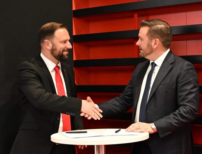Die Partnerschaftsvereinbarung wurde am 20. November 2025 auf der MILIPOL 2025 von Markus Fitterling, Vice President Sales & Marketing bei Heckler & Koch (l.), und Espen Hoilund, Vice President Sales bei Rheinmetall Nordic (r.), unterzeichnet.