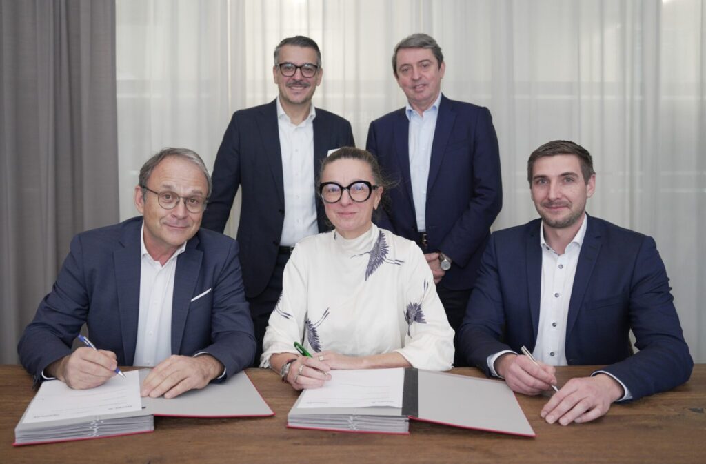 Luchs 2: Hensoldt erhält dreistelligen Millionenauftrag 4 Hintere Reihe von links: Oliver Dörre (CEO Hensoldt), Antonio Bueno (Präsident von General Dynamics European Land Systems). Vordere Reihe von links: Dr. Thomas Kauffmann (Geschäftsführer der General Dynamics European Land Systems Deutschland GmbH und Vice President GDELS International Business & Services), Christina Canitz (Head of Optronics Division bei Hensoldt) und Mathias Laich (Head of ISTAR bei Hensoldt).