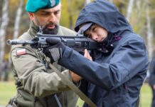 Teilnehmer am siebten landesweiten achtstündigen Samstagskurs "Trainiere mit der Armee" in Polen am 25. Oktober 2025.