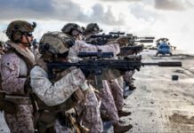 Angehörige der 22nd MEU des U.S. Marine Corps bei Schießübungen auf dem Flugdeck des amphibischen Hubschrauberträgers USS Iwo Jima in der Karibik.