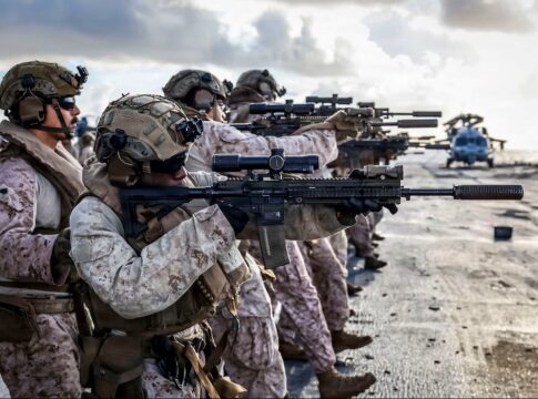 U.S. Navy, Marine Corps und SOCOM: Warten vor Venezuela 11 Angehörige der 22nd MEU des U.S. Marine Corps bei Schießübungen auf dem Flugdeck des amphibischen Hubschrauberträgers USS Iwo Jima in der Karibik.
