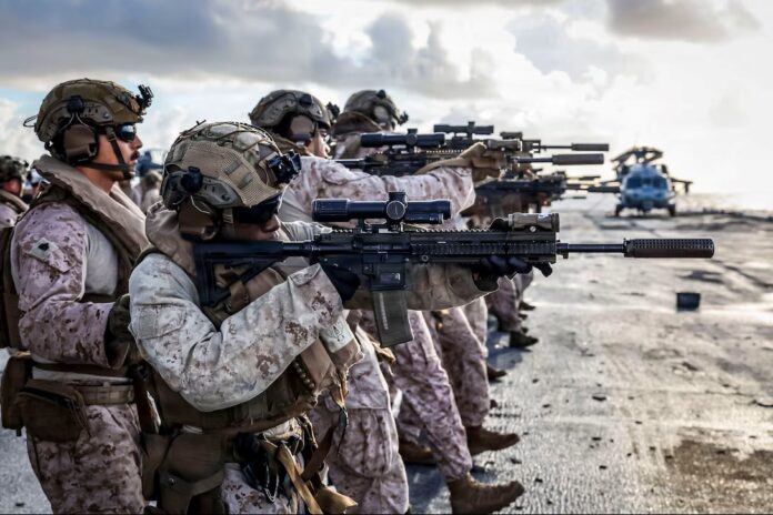Angehörige der 22nd MEU des U.S. Marine Corps bei Schießübungen auf dem Flugdeck des amphibischen Hubschrauberträgers USS Iwo Jima in der Karibik.