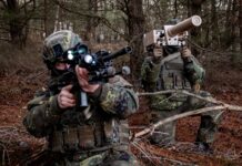 Ein Drohnenabwehrtrupp der Bundeswehr mit Gewehr G27 und Störsender HP-47.