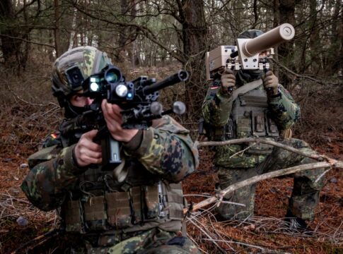 Ein Drohnenabwehrtrupp der Bundeswehr mit Gewehr G27 und Störsender HP-47.