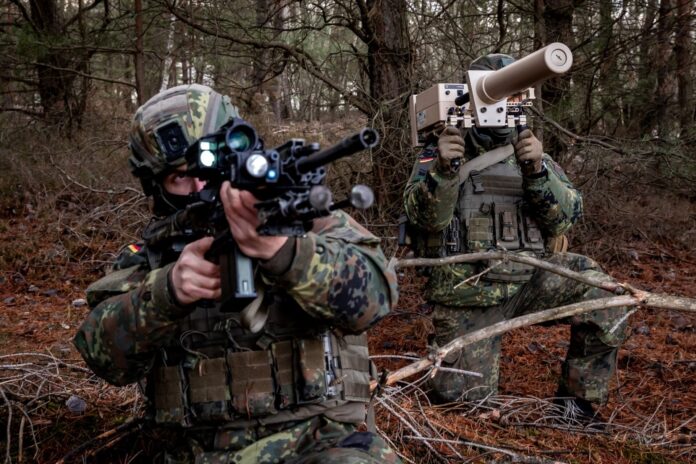Ein Drohnenabwehrtrupp der Bundeswehr mit Gewehr G27 und Störsender HP-47.