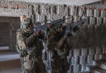 Soldaten des Wachbataillons trainieren auf der Ortskampfanlage des Truppenübungsplatzes Lehnin.