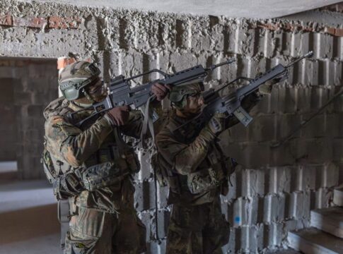 "Bollwerk Bärlin": Wachbataillon übt den urbanen Kampf 8 Soldaten des Wachbataillons trainieren auf der Ortskampfanlage des Truppenübungsplatzes Lehnin.