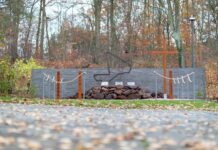 Ehrenhain Gao vor der Eröffnung im Wald der Erinnerung.