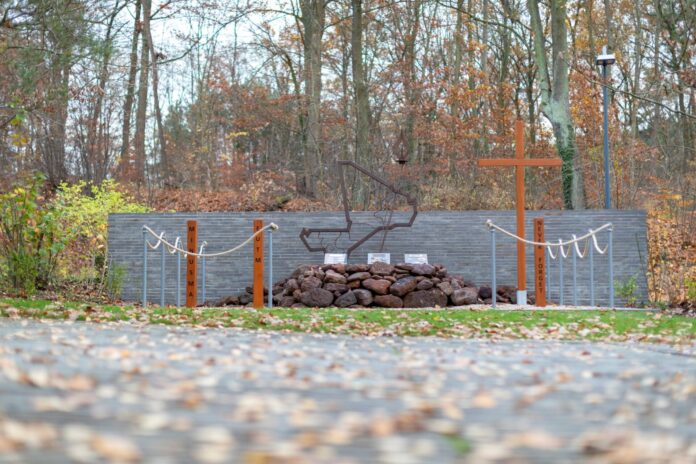 Ehrenhain Gao vor der Eröffnung im Wald der Erinnerung.
