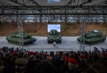 Bundesverteidigungsminister Boris Pistorius spricht beim Rollout des Leopard 2 A8 und der Panzerhaubitze 2000 A4.