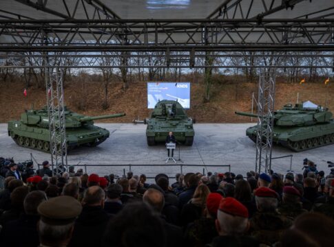 Rollout von Leopard 2 A8 und Panzerhaubitze 2000 A4 bei KNDS 8 Bundesverteidigungsminister Boris Pistorius spricht beim Rollout des Leopard 2 A8 und der Panzerhaubitze 2000 A4.