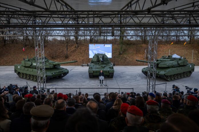Bundesverteidigungsminister Boris Pistorius spricht beim Rollout des Leopard 2 A8 und der Panzerhaubitze 2000 A4.