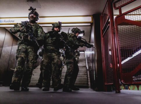 Soldaten des Wachbataillons bei der Übung Bollwerk Bärlin III im U-Bahnhof Jungfernheide.