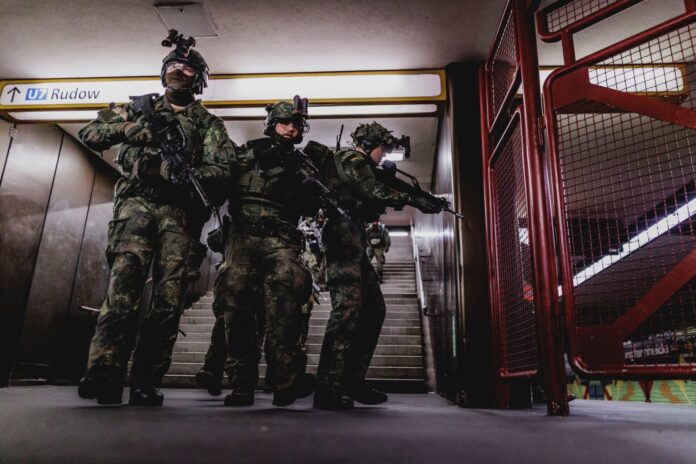 Soldaten des Wachbataillons bei der Übung Bollwerk Bärlin III im U-Bahnhof Jungfernheide.