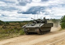 Ein Spähpanzer Ajax bei der Erprobung 2023.