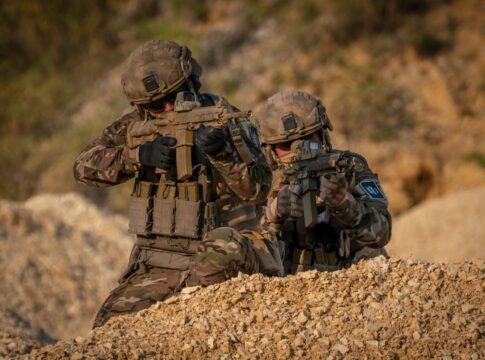 Neuer Flammschutz für Kampfanzüge für warme Klimazonen 10 Kampfanzug mit der neuen Generation der Pyrad-Materialtechnologie.
