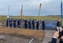 Deutsche und litauische Vertreter aus Politik und Wirtschaft beim ersten Spatenstich für das neue Werk Litauen von Rheinmetall.