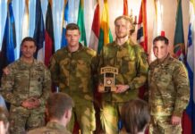 Das norwegische Gewinnerteam der European Best Sniper Competition 2025 bei der Siegerehrung.