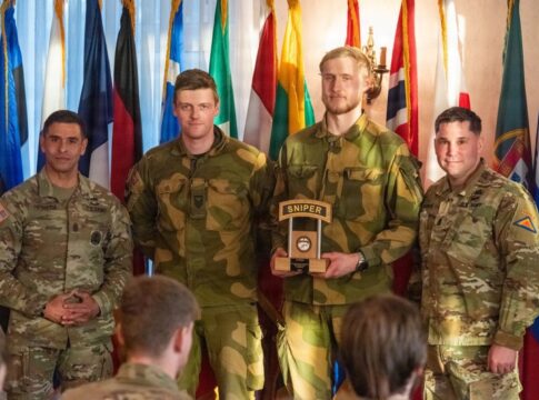 Das norwegische Gewinnerteam der European Best Sniper Competition 2025 bei der Siegerehrung.