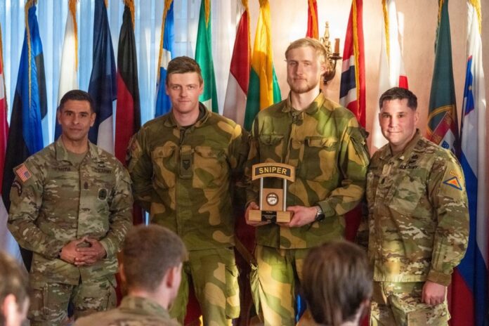 Das norwegische Gewinnerteam der European Best Sniper Competition 2025 bei der Siegerehrung.