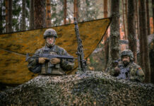 Zwei Soldaten sichern den Gefechtsstand der Panzerbrigade 45.