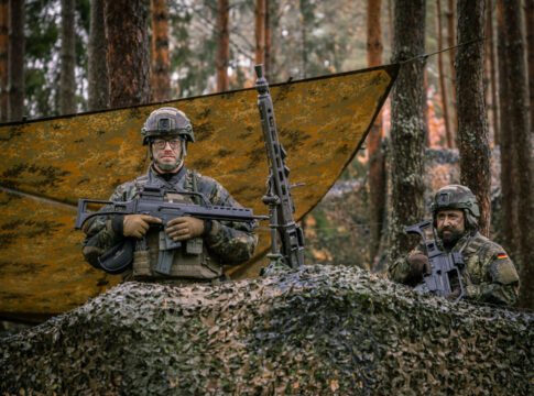 Panzerbrigade 45 stellt Führungsfähigkeit unter Beweis 11 Zwei Soldaten sichern den Gefechtsstand der Panzerbrigade 45.