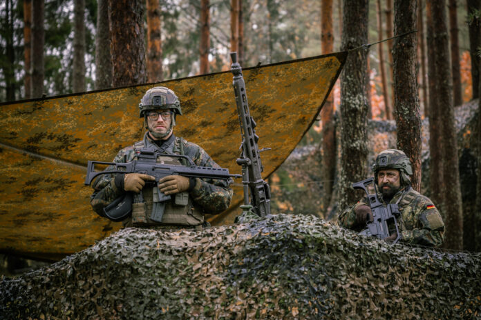 Zwei Soldaten sichern den Gefechtsstand der Panzerbrigade 45.