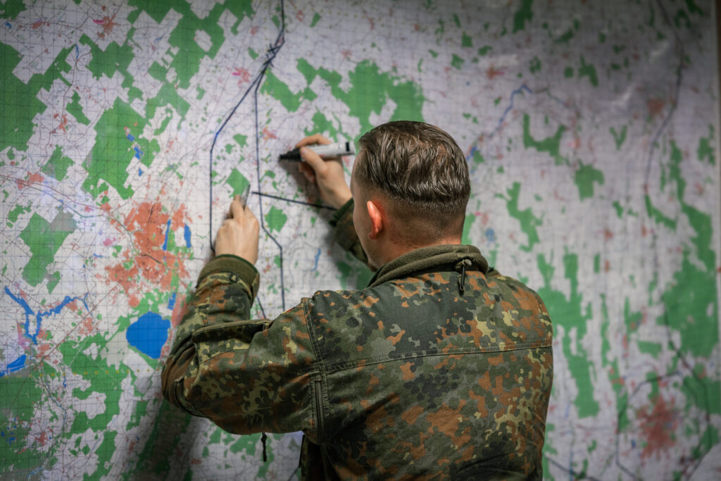 Panzerbrigade 45 stellt Führungsfähigkeit unter Beweis 5 Ein Soldat zeichnet Details in eine Lagekarte.