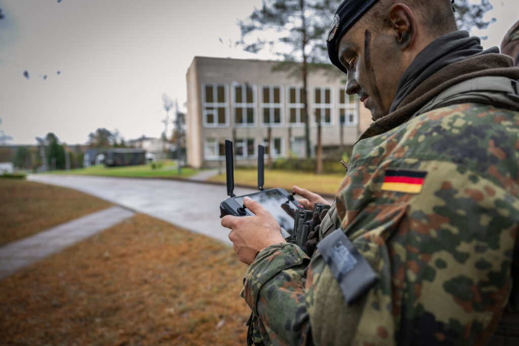 Panzerbrigade 45 stellt Führungsfähigkeit unter Beweis 2 Drohneneinsatz - ein Soldat bedient die Fernsteuerung zur Überwachung des Raumes um den Brigadegefechtsstand.
