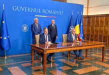 Rheinmetall-CEO Armin Papperger und der rumänische Ministerpräsident Ilie Bolojan (hinten, v. l.) bei der Unterzeichnung der Joint-Venture-Vereinbarung mit Pirochim Victoria zur gemeinsamen Poduktion von Treibladungspulver in Rumänien.