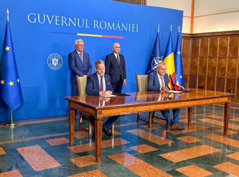 Rheinmetall-CEO Armin Papperger und der rumänische Ministerpräsident Ilie Bolojan (hinten, v. l.) bei der Unterzeichnung der Joint-Venture-Vereinbarung mit Pirochim Victoria zur gemeinsamen Poduktion von Treibladungspulver in Rumänien.